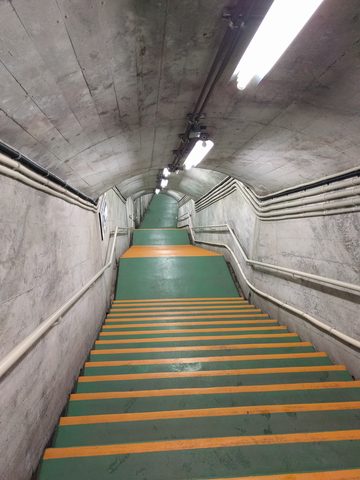 駅まで続く階段